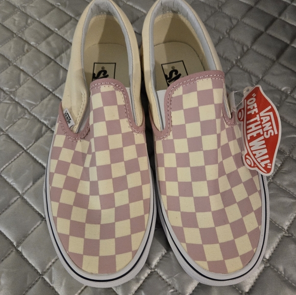 Vans Shoes - NWT Van's pink checkboard Size 8